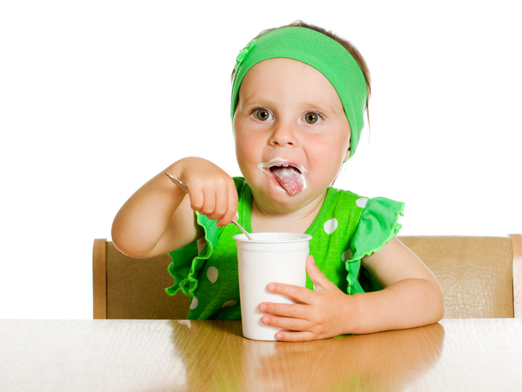 menina come com uma colher de produtos lácteos
. - Foto, Imagem