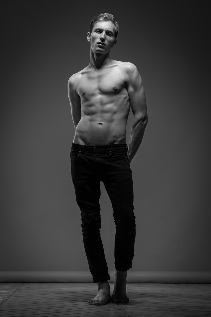 Pohledný muž v černé džíny - Fotografie, Obrázek