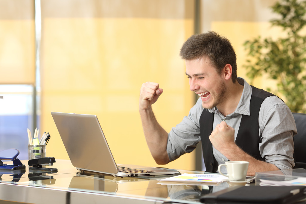 Homme d'affaires excité en ligne avec ordinateur portable
 - Photo, image