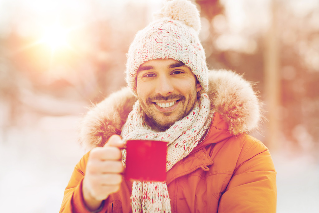 Kışın açık havada çay bardağı ile mutlu adam - Fotoğraf, Görsel