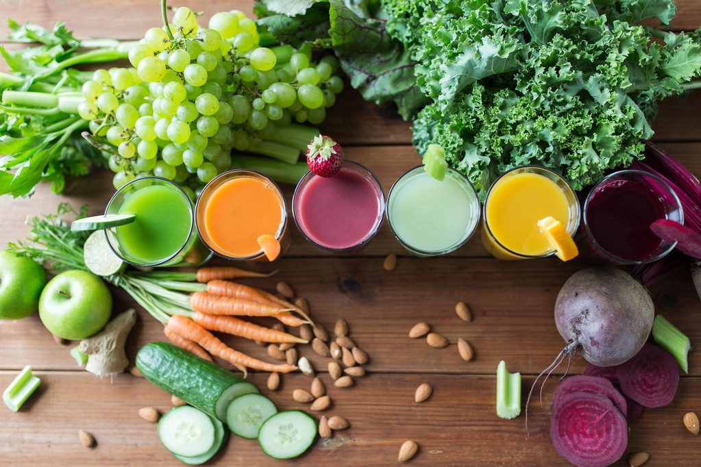vasos con diferentes jugos de frutas o verduras
 - Foto, imagen