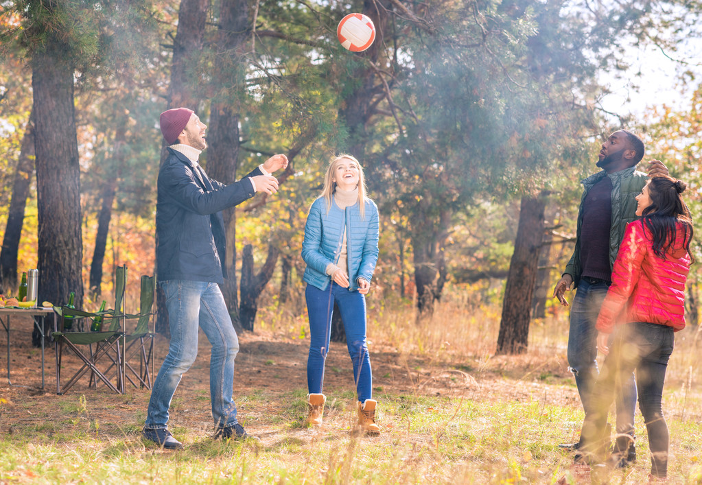 Szczęśliwy znajomych, grając z piłką w parku - Zdjęcie, obraz