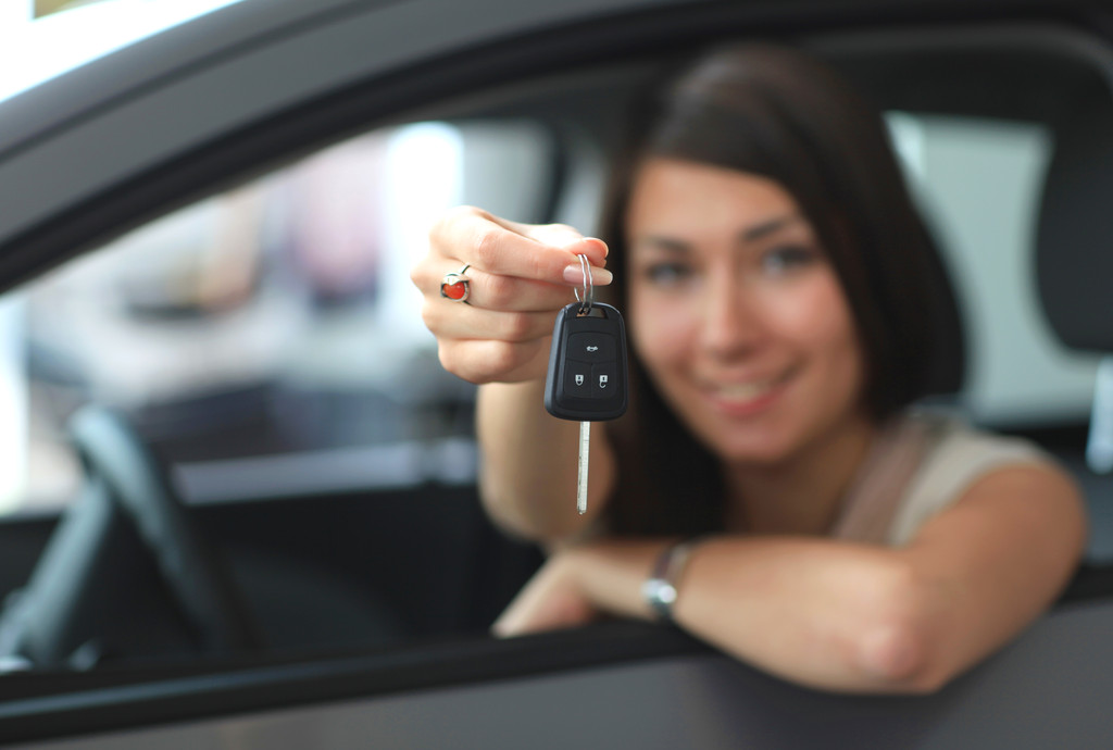 Щаслива усміхнена жінка з ключем від машини
 - Фото, зображення