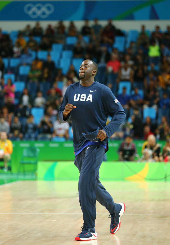 Draymond Green vom Team United States wärmt sich für ein Basketballspiel zwischen den USA und Australien der Olympischen Spiele 2016 in Rio auf - Foto, Bild