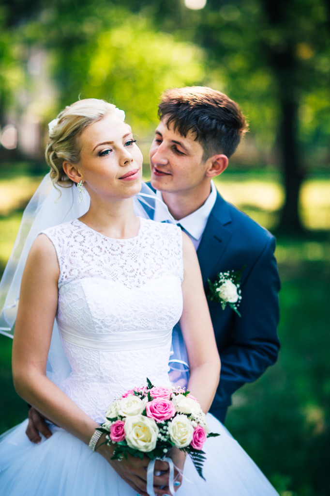 portré a menyasszony és a vőlegény, a háttérben a park sikátor - Fotó, kép