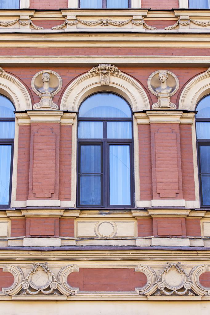 ST. PETERSBURG, RUSIA, 19 de agosto de 2016. Fragmento arquitectónico típico de una fachada del antiguo edificio histórico
 - Foto, imagen