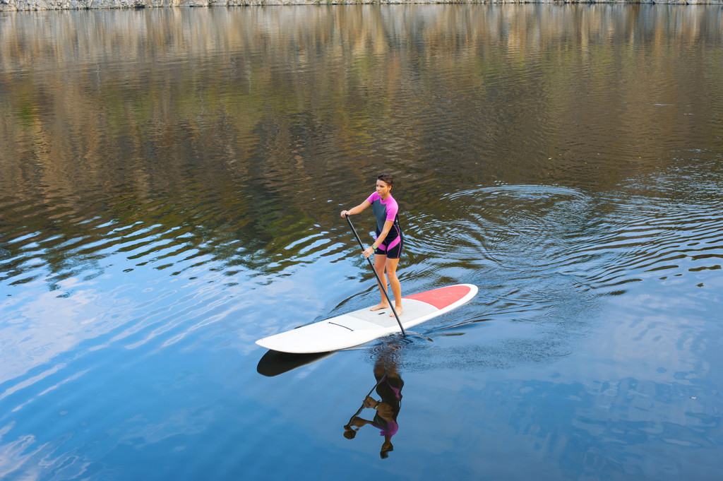 SUP Stand up paddleboarding γυναίκα Διοικητικό Συμβούλιο κουπί - Φωτογραφία, εικόνα