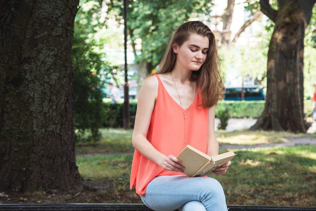 jonge vrouw met boek - Foto, afbeelding