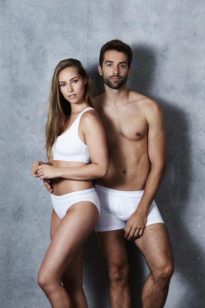 Schönes Paar in weißer Unterwäsche - Foto, Bild
