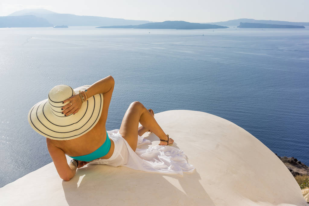 Mujer joven de vacaciones, Santorini ciudad de Oia
 - Foto, imagen