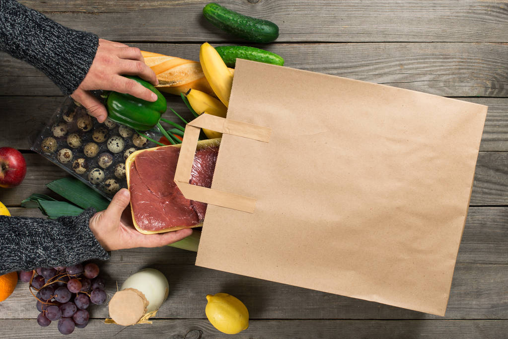 Différents aliments sains sur une table en bois avec sac en papier
 - Photo, image