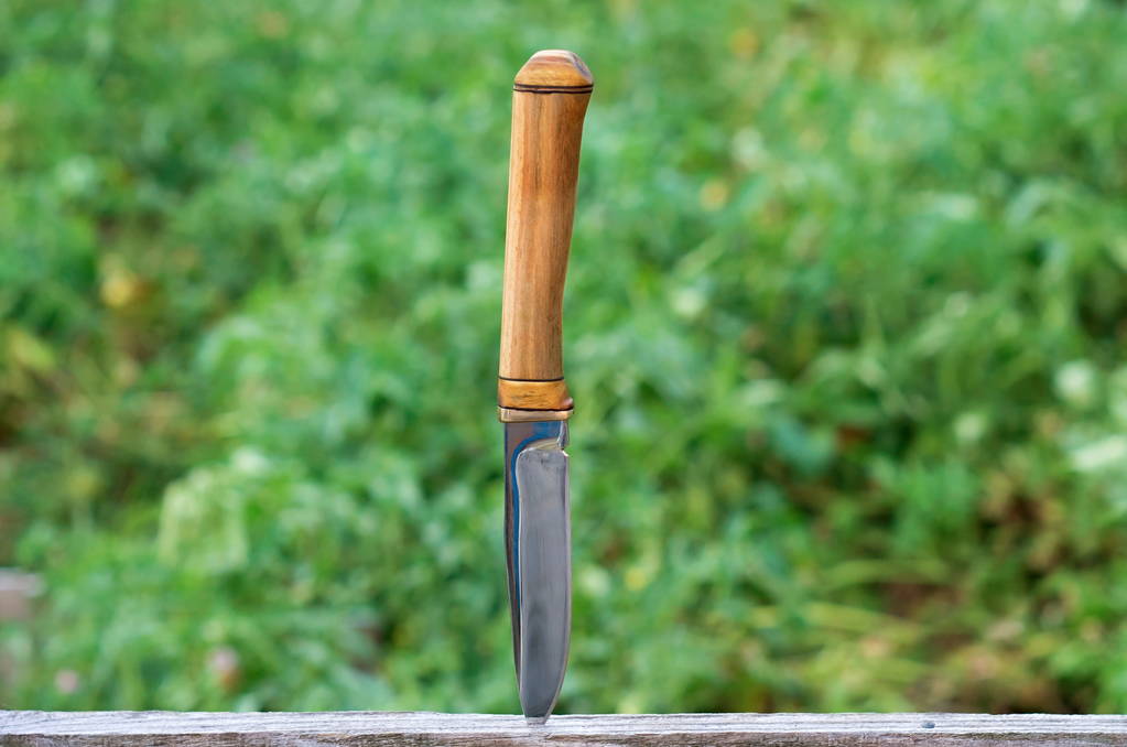 lovecký nůž s dark blade přilepená na vývěsce - Fotografie, Obrázek