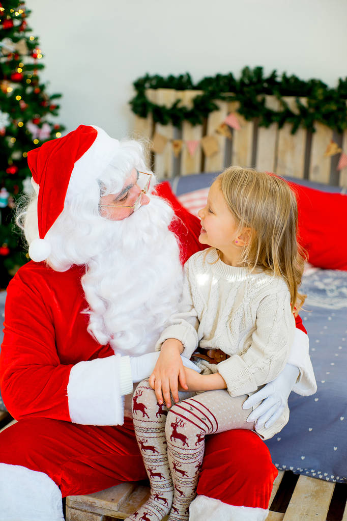 Babbo Natale e ragazza carina si prepara per Natale
 - Foto, immagini