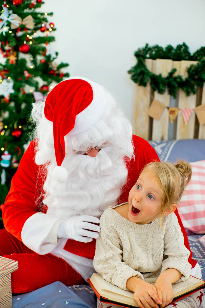 Санта Клаус і мила дівчина готується до Різдва - Фото, зображення
