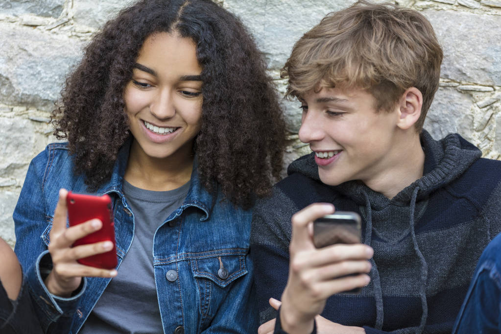 Junge Mädchen männliche weibliche Teenager mit Handy - Foto, Bild