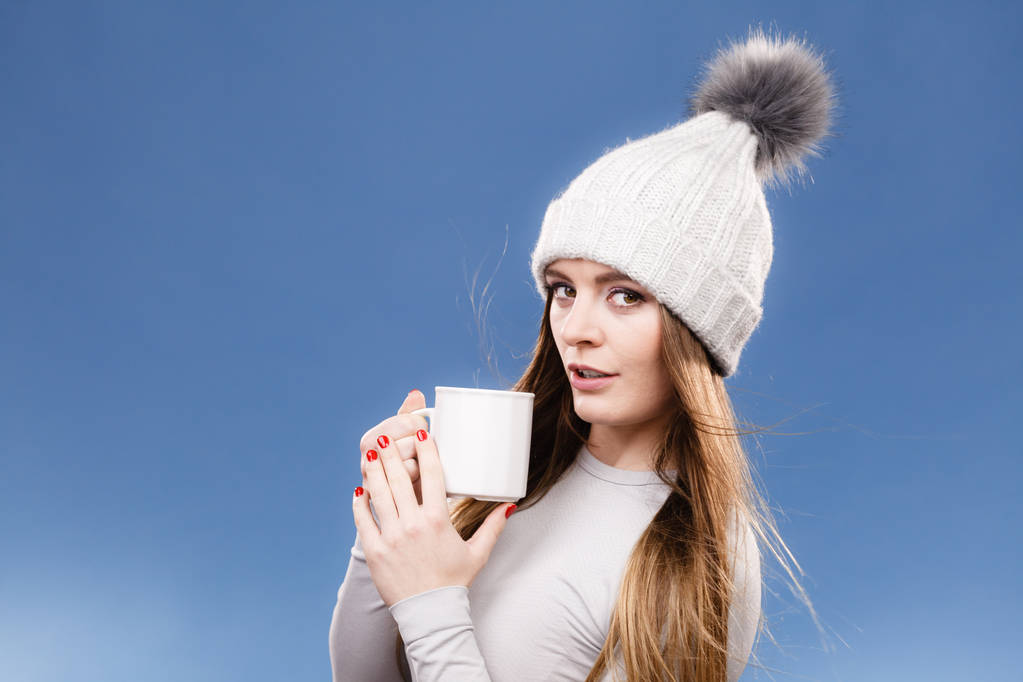 dziewczyna w Bielizna termiczna picie herbaty - Zdjęcie, obraz