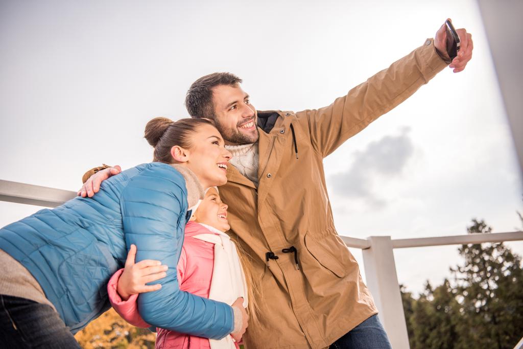Ευτυχισμένη οικογένεια λαμβάνοντας Selfie - Φωτογραφία, εικόνα