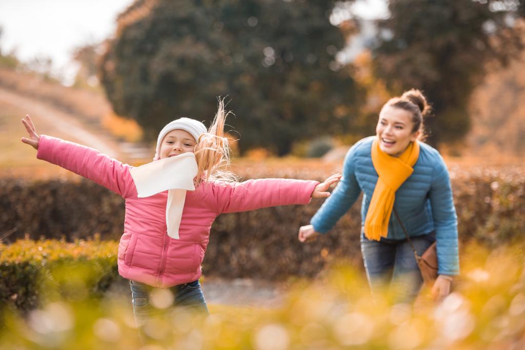 Mutlu anne ile kızı parkta oynarken - Fotoğraf, Görsel