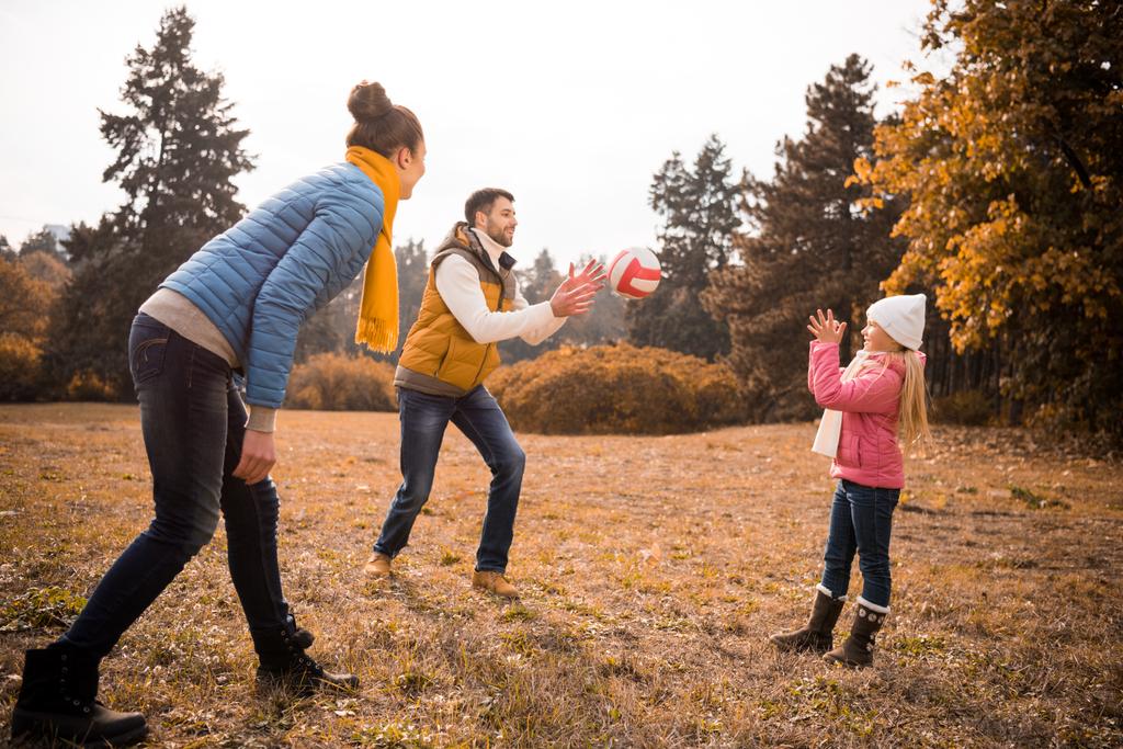 parkta oynarken mutlu bir aile - Fotoğraf, Görsel