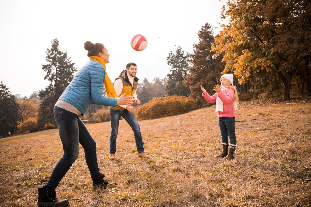 famille heureuse jouer dans le parc
 - Photo, image
