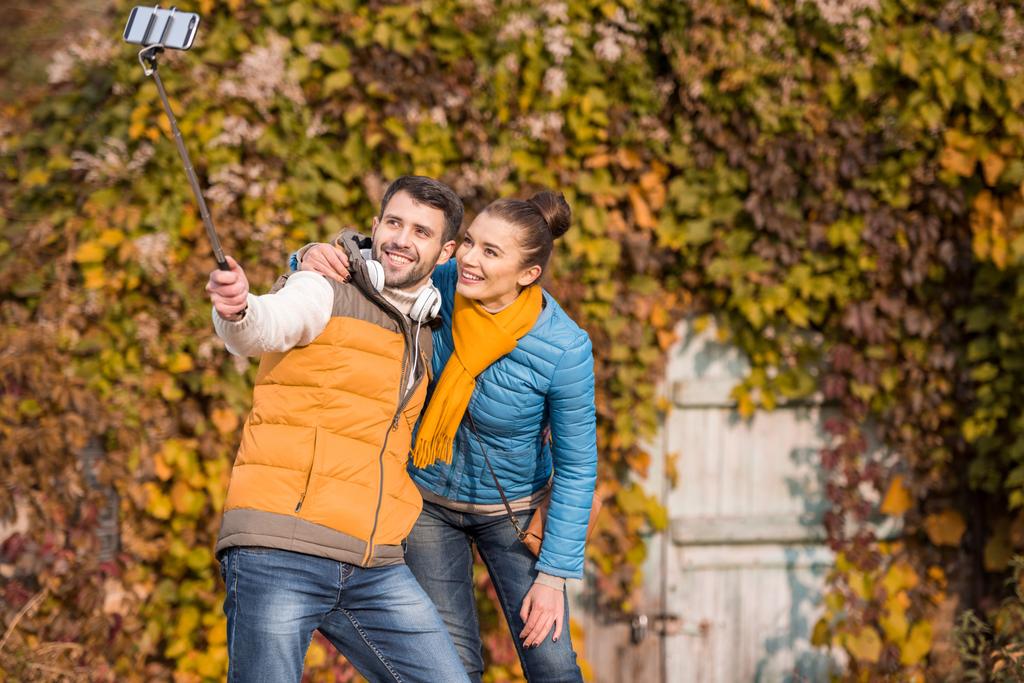 Sonriente pareja tomando selfie - Foto, Imagen