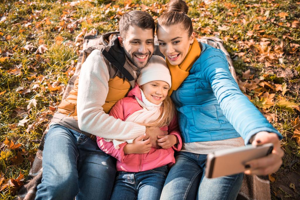 Família feliz tirando selfie
 - Foto, Imagem