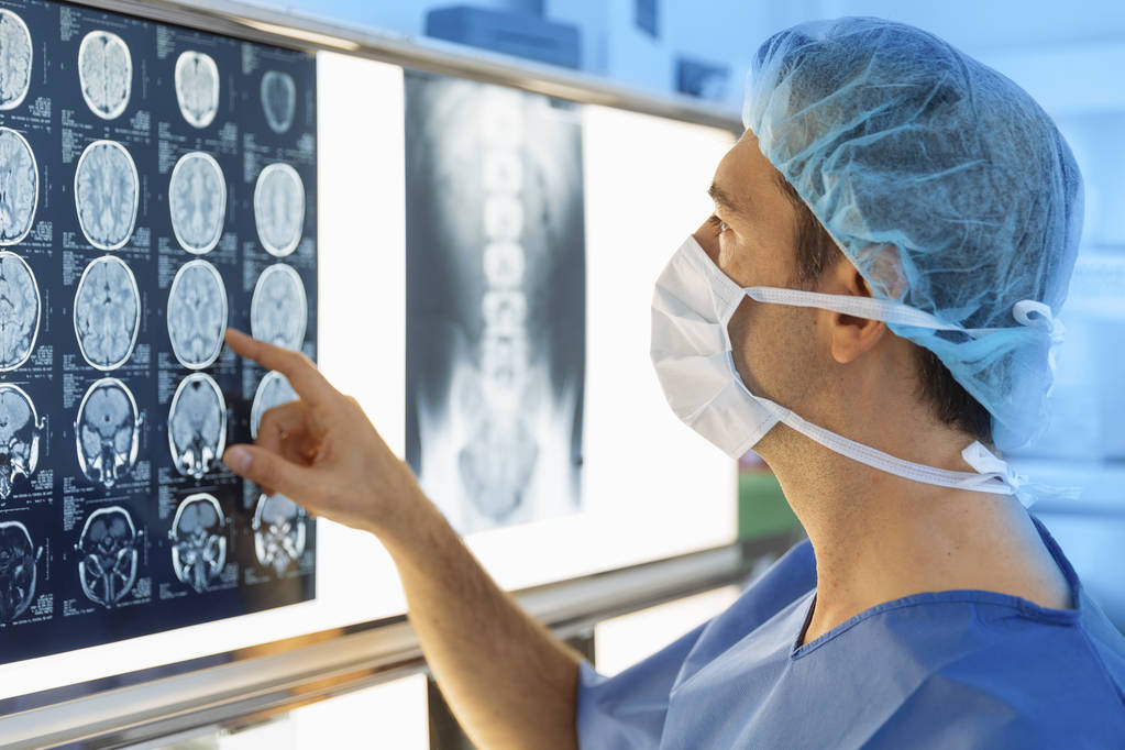  Доктор в форме с рентгеном в больнице
 - Фото, изображение