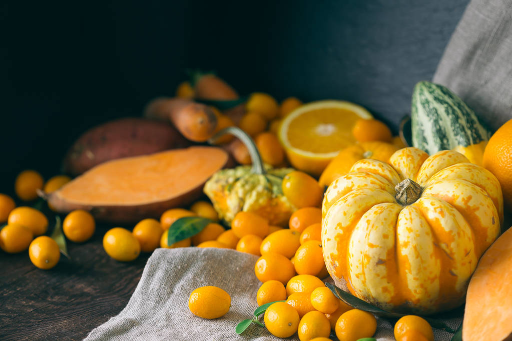 Dýně, kumquaty, oranžová, sladký brambor na tmavém pozadí dřevěná, filtrovány obrázek - Fotografie, Obrázek