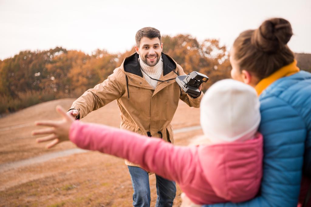 Man photographing happy mother and daughter - Photo, Image