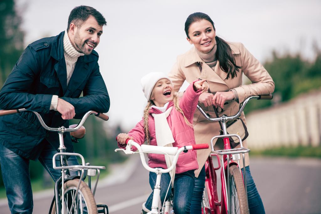 Щаслива сім'я з велосипедами
 - Фото, зображення