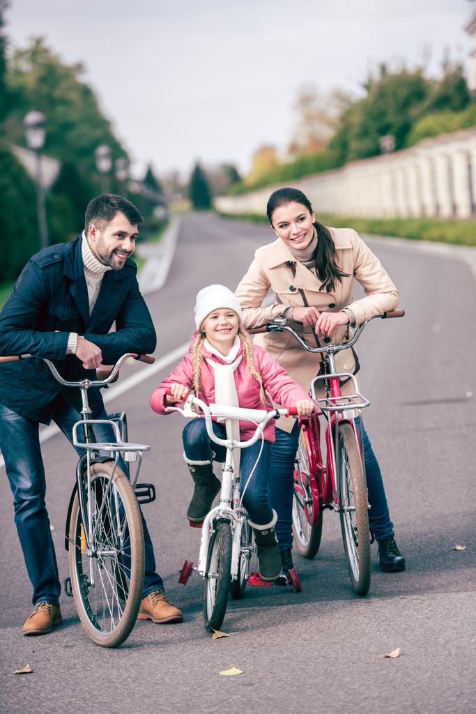 自転車と幸せな家庭 - 写真・画像