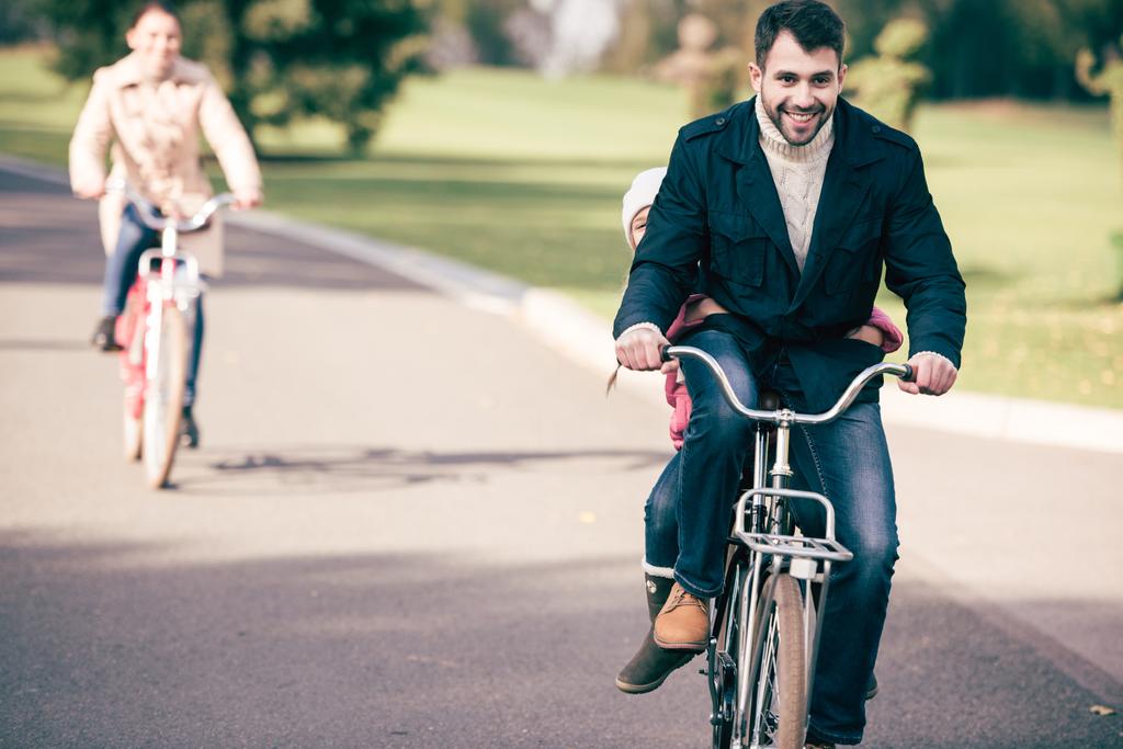 Щасливі сімейні велосипеди в парку
 - Фото, зображення