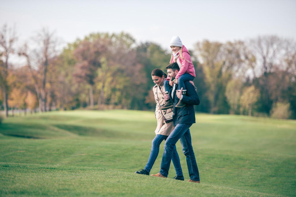 Щасливі сімейні прогулянки в осінньому парку
 - Фото, зображення