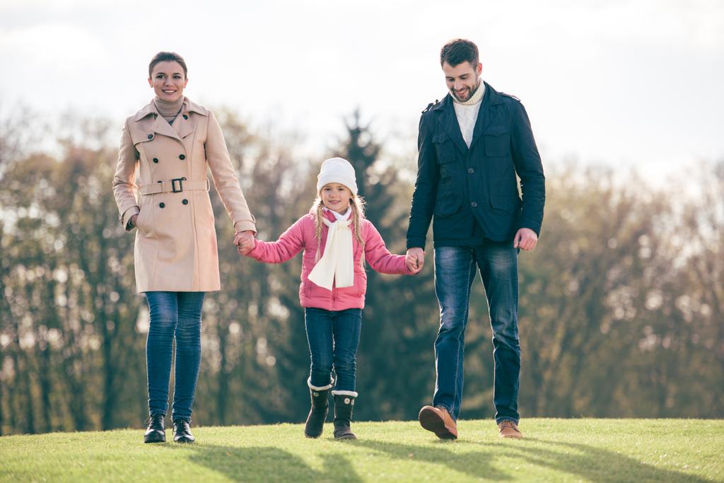 glückliche Familie zu Fuß im Park - Foto, Bild