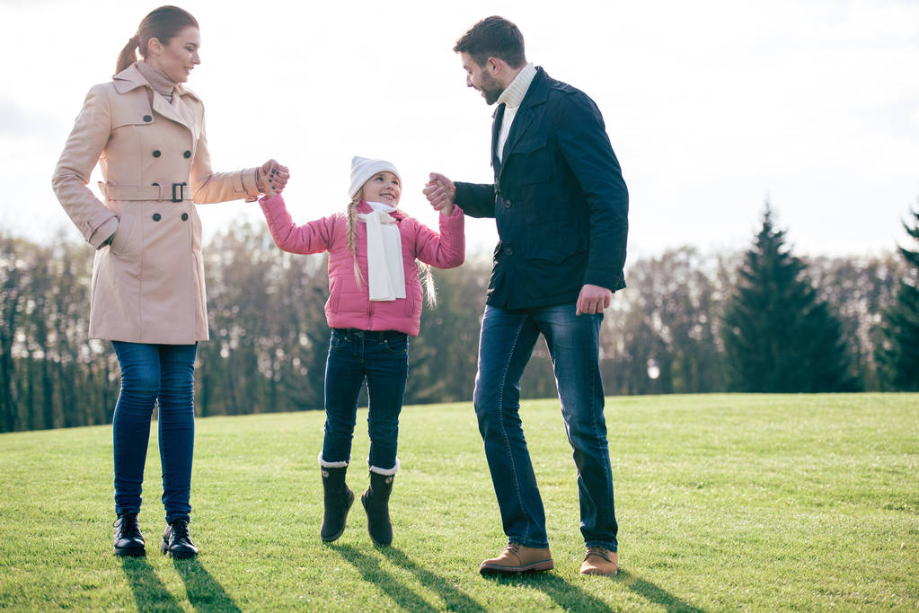 szczęśliwa rodzina spacery w parku - Zdjęcie, obraz