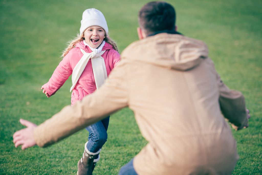 Adorable chica sonriente corriendo a padre
  - Foto, imagen