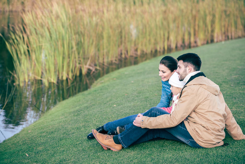 Семья кузнецов, сидящая у озера
 - Фото, изображение