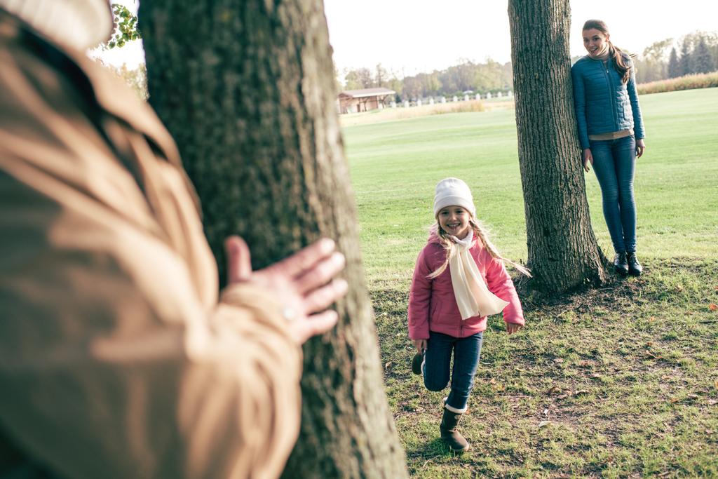 Os pais brincam às escondidas com a filha
 - Foto, Imagem