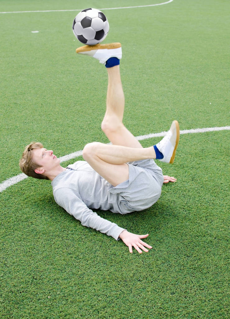 Молодой человек делает футбол фристайл
 - Фото, изображение