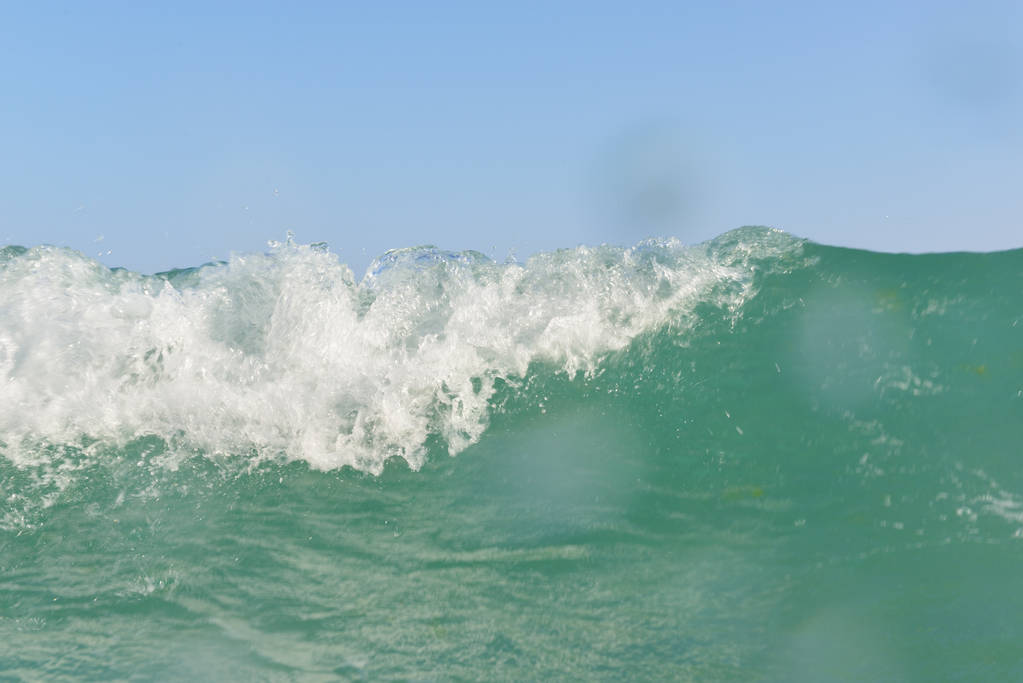 ターコイズ ブルーの海の波  - 写真・画像