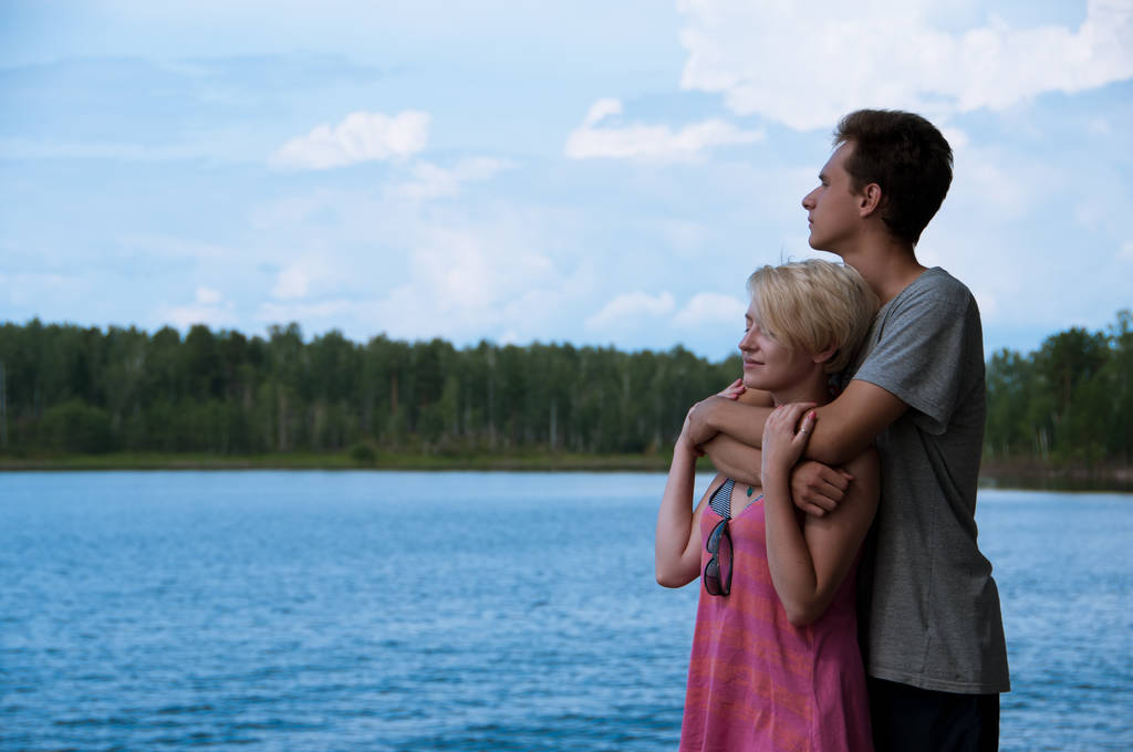 pareja joven en la orilla del lago
 - Foto, imagen