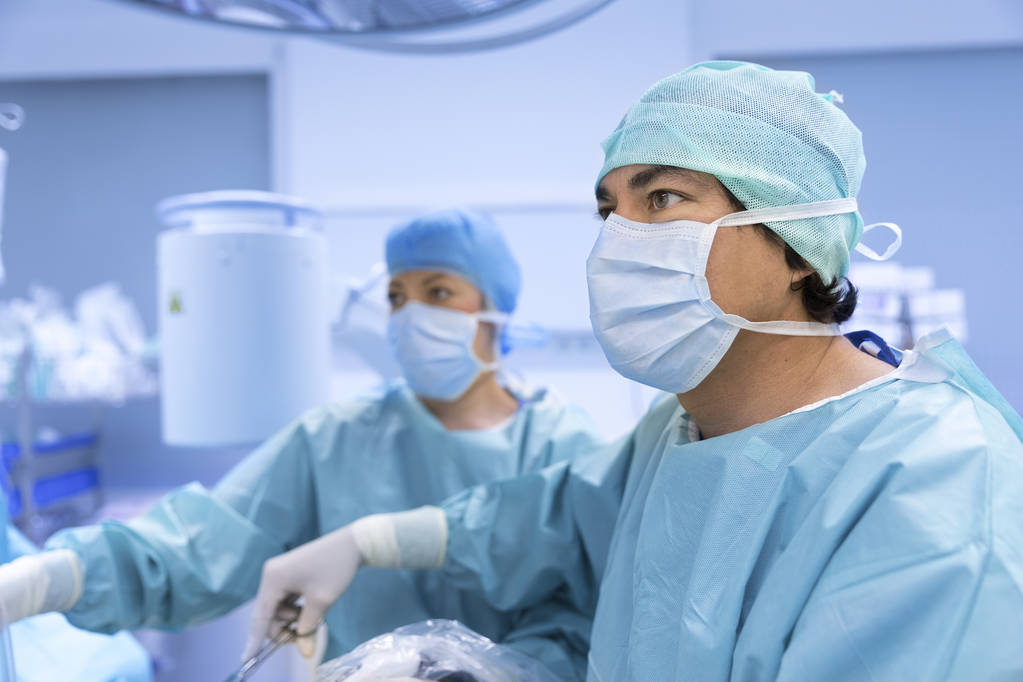 Cirujanos realizando cirugía en quirófano
. - Foto, imagen