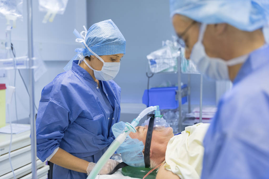 Anestesista che lavora in sala operatoria
 - Foto, immagini