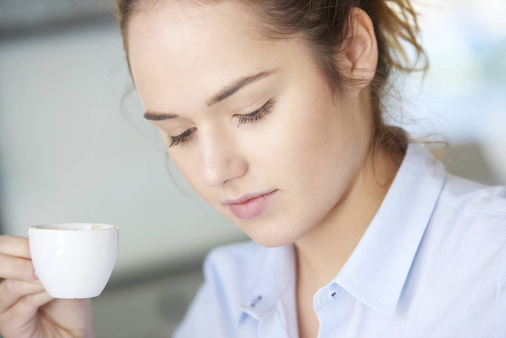 Geschäftsfrau trinkt Kaffee - Foto, Bild