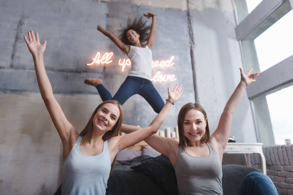 fröhliche Mädchen springen und Spaß mit Freunden haben - Foto, Bild