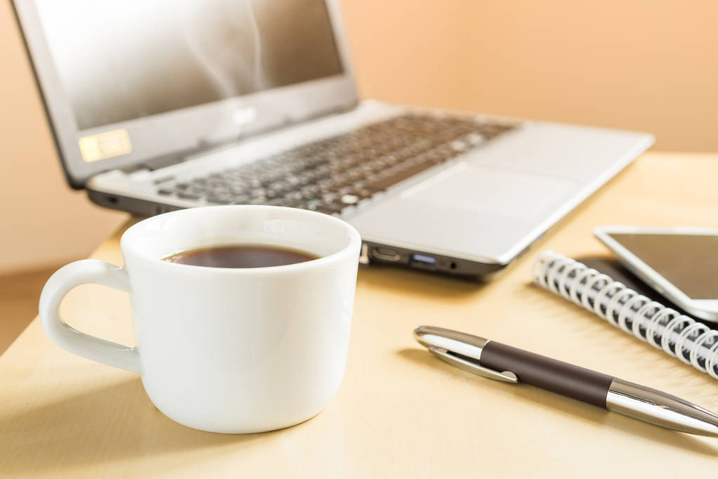 xícara de café, smartphone e laptop na mesa
 - Foto, Imagem