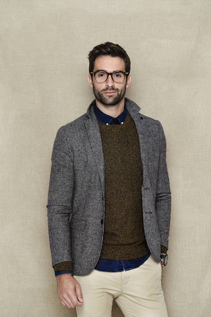 Ο άνθρωπος σε μπουφάν και πουλόβερ - Φωτογραφία, εικόνα