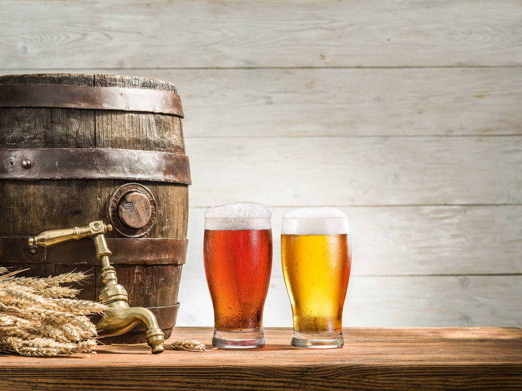 Biergläser und Bierfass auf dem Holztisch. Craft Brewe - Foto, Bild