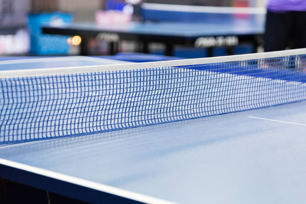 Mesa de ping pong azul
 - Foto, Imagen