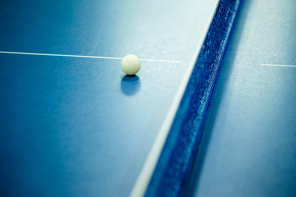 Mesa de ping pong azul
 - Foto, imagen